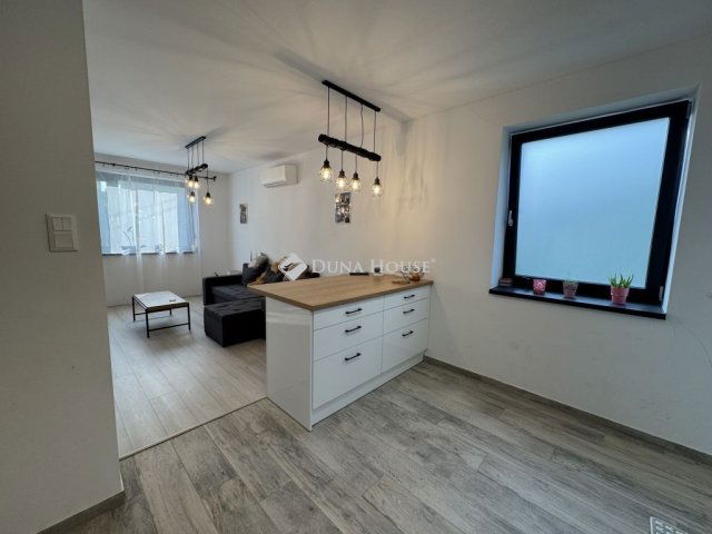 Eladó családi ház, Veszprémben 220 M Ft, 6 szobás