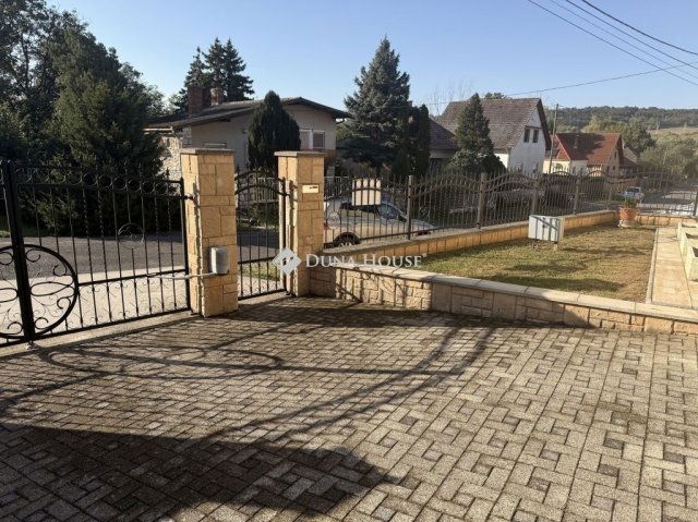 Eladó családi ház, Pécsett 123 M Ft, 5 szobás