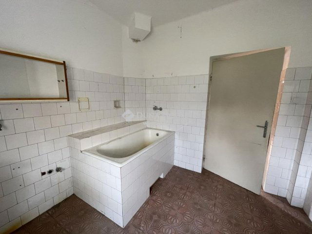 Eladó téglalakás, Nagykőrösön 30 M Ft, 3 szobás