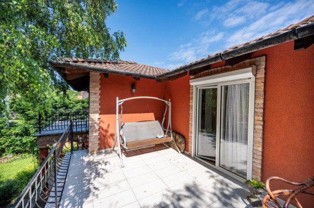 Eladó családi ház, Budaörsön 285 M Ft, 8 szobás