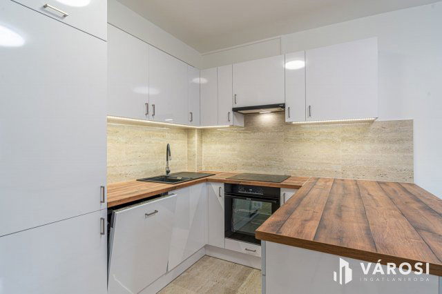 Eladó panellakás, Szegeden 67.9 M Ft, 4 szobás