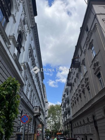 Eladó téglalakás, Budapesten, VI. kerületben, Paulay Ede utcában