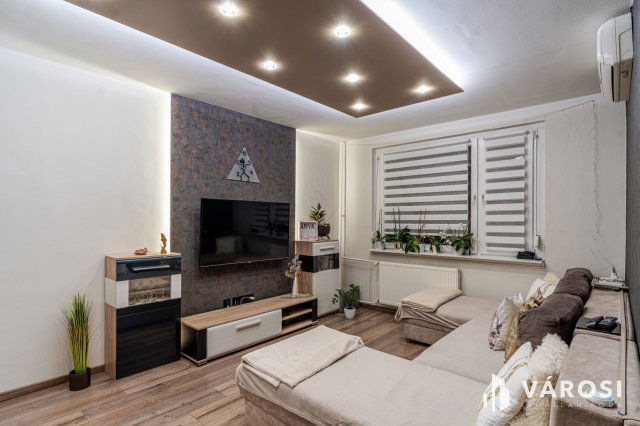 Eladó panellakás, Szegeden 71.9 M Ft, 4 szobás