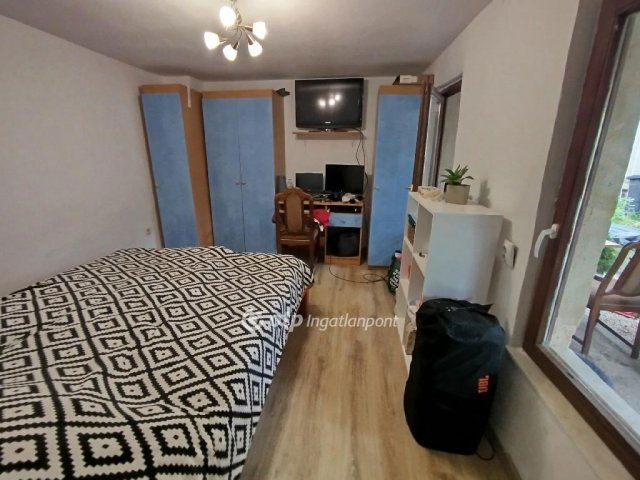 Eladó családi ház, Pécsett 25 M Ft, 1 szobás