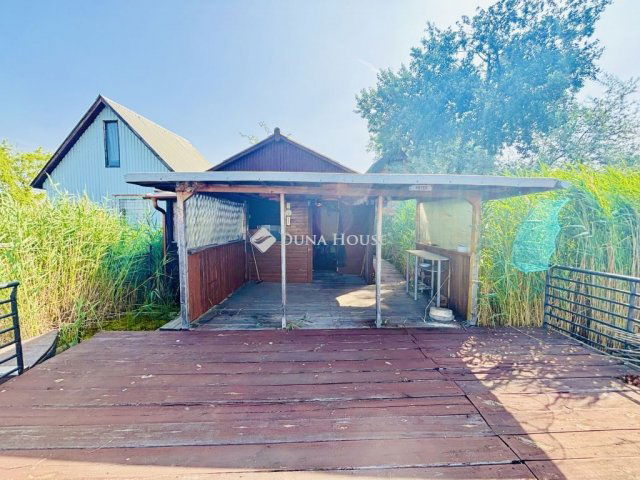 Eladó családi ház, Szigetszentmiklóson 18 M Ft, 2 szobás