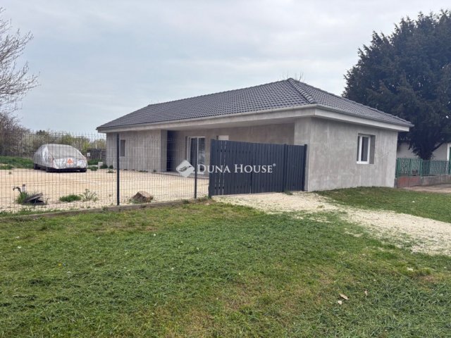 Eladó családi ház, Enyingen 36.8 M Ft, 2 szobás