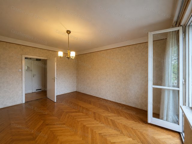 Eladó téglalakás, Szolnokon 31.5 M Ft, 2 szobás