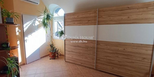 Eladó családi ház, Szentendrén 339 M Ft, 10 szobás