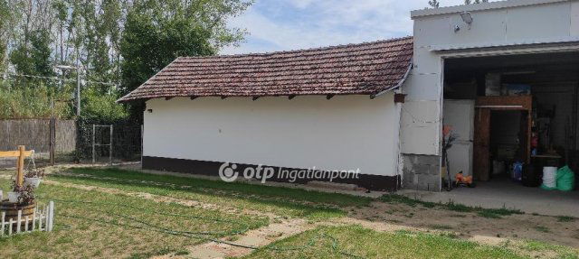 Eladó családi ház, Kiskunfélegyházán 33 M Ft, 1+1 szobás