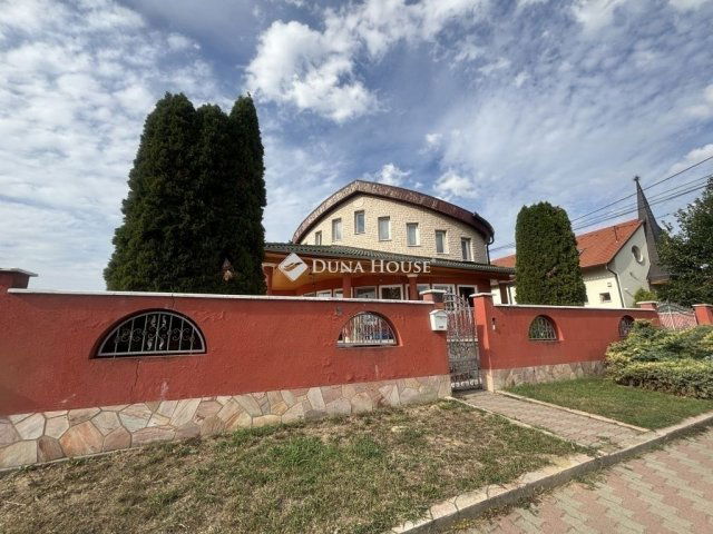 Eladó családi ház, Pécsett 79.9 M Ft, 7 szobás