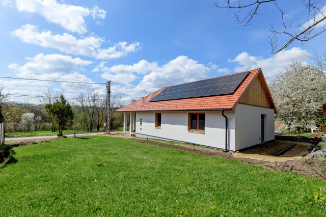 Eladó családi ház, Úrin 74.9 M Ft, 4 szobás