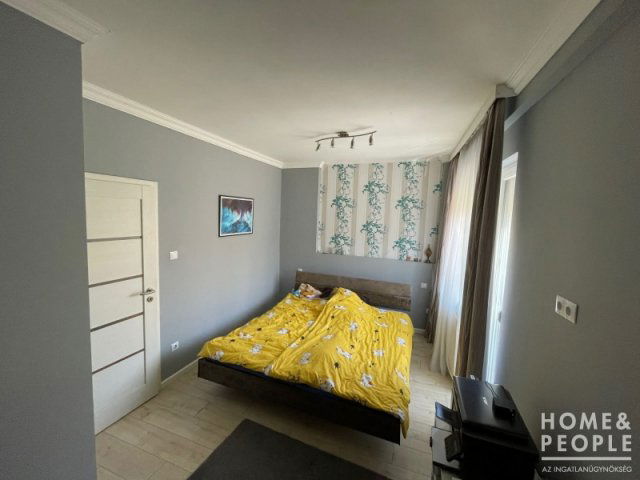 Eladó családi ház, Szegeden 111.99 M Ft, 5 szobás