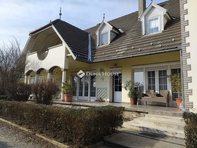 Eladó családi ház, Pécsett 179.9 M Ft, 8 szobás