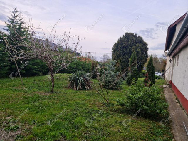 Eladó családi ház, Ászáron 64.9 M Ft, 5 szobás