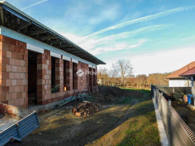 Eladó téglalakás, Pécsudvardon 59.9 M Ft, 4 szobás