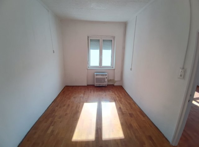 Eladó téglalakás, Debrecenben, Petőfi téren 53 M Ft, 2 szobás
