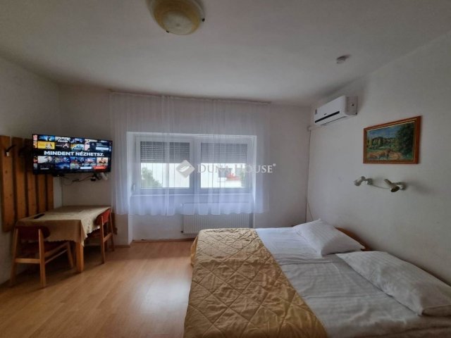 Eladó családi ház, Pécsett 269 M Ft, 12 szobás