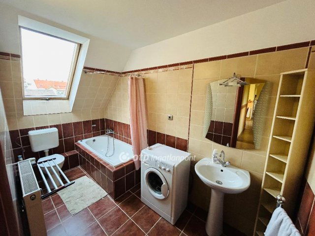 Eladó téglalakás, Debrecenben 75 M Ft, 2+1 szobás