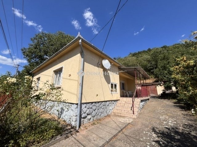 Eladó családi ház, Pécsett 64.9 M Ft, 3 szobás