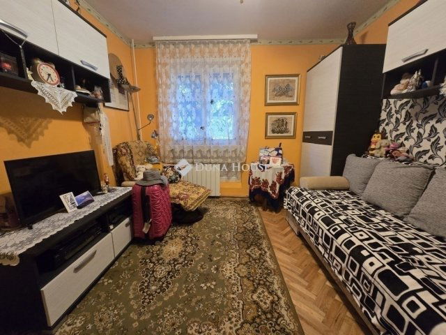 Eladó panellakás, Pécsett 61.9 M Ft, 4 szobás