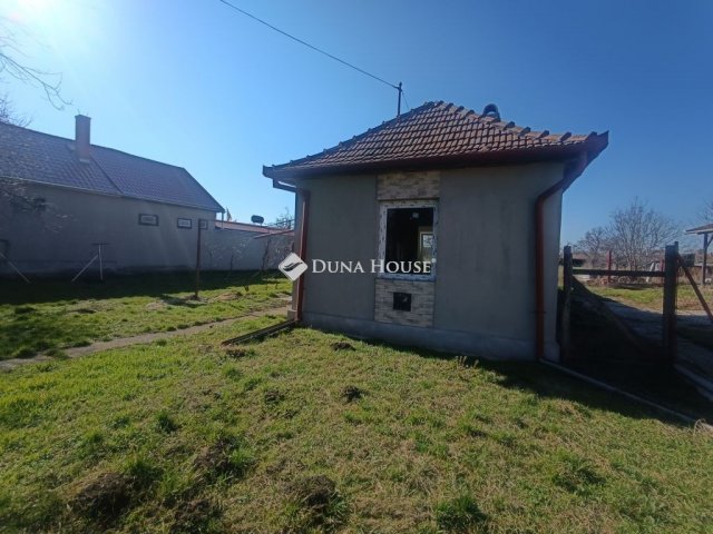 Eladó családi ház, Újszászon 20 M Ft, 2 szobás