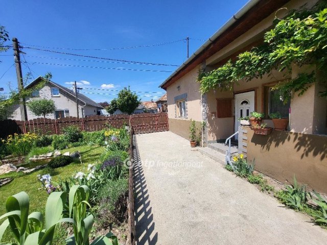 Eladó családi ház, Vecsésen 88 M Ft, 3 szobás