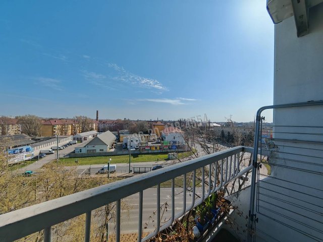 Eladó panellakás, Szegeden 49.9 M Ft, 1+2 szobás