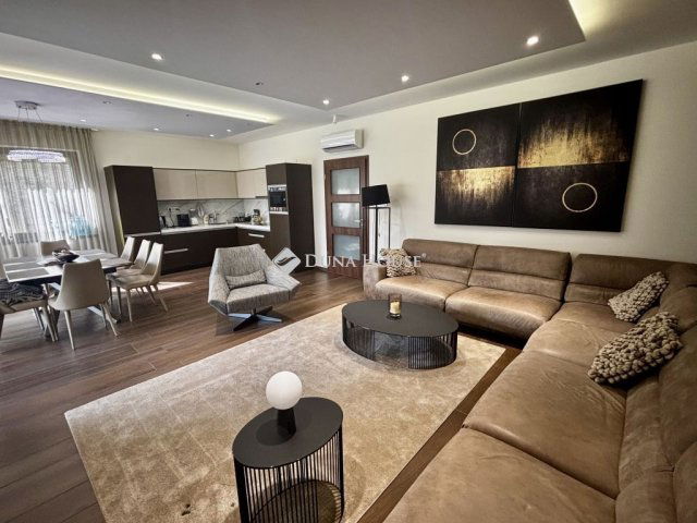 Eladó családi ház, Debrecenben 255 M Ft, 8 szobás