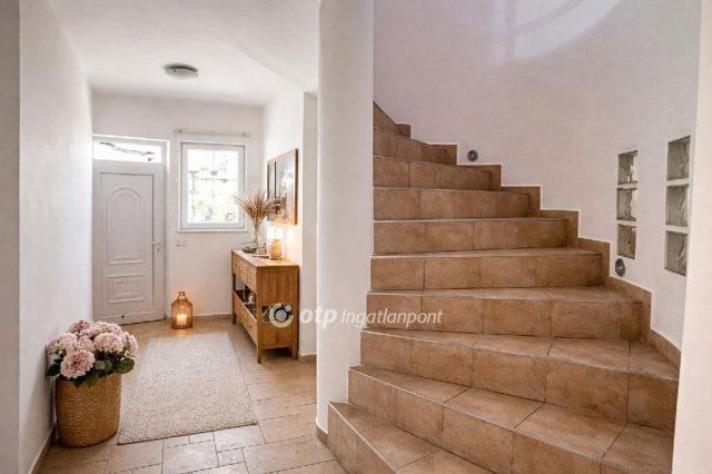 Eladó családi ház, Pécsett 379 M Ft, 5+1 szobás