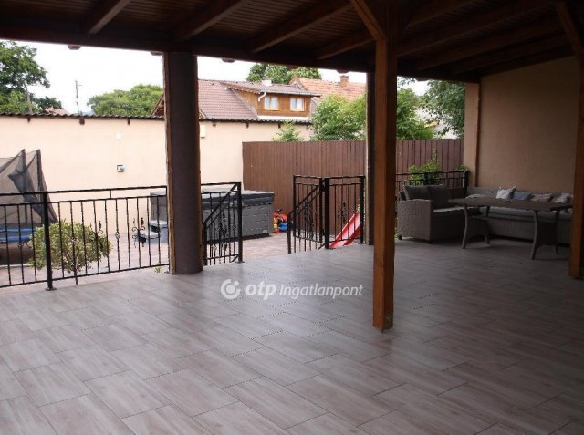 Eladó családi ház, Gyöngyösön 190 M Ft, 5 szobás