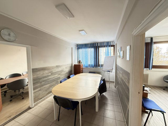 Kiadó iroda, Veszprémben, Óváros téren 260 E Ft / hó