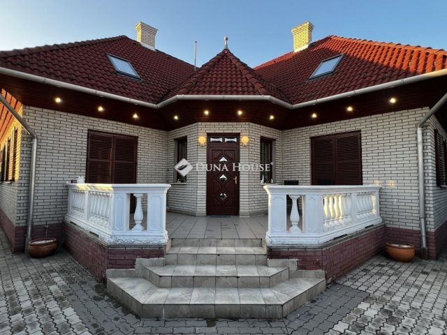 Eladó családi ház, Dunaújvárosban 119.9 M Ft, 7 szobás