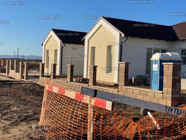 Eladó ikerház, Csörögön 99.9 M Ft, 2+3 szobás