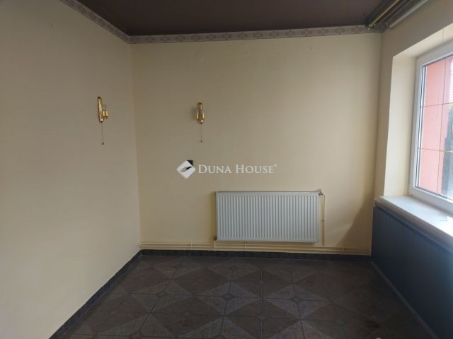 Eladó családi ház, Ácson, Fő utcában 73 M Ft, 7 szobás