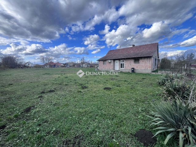 Eladó családi ház, Előszálláson 12 M Ft, 3 szobás