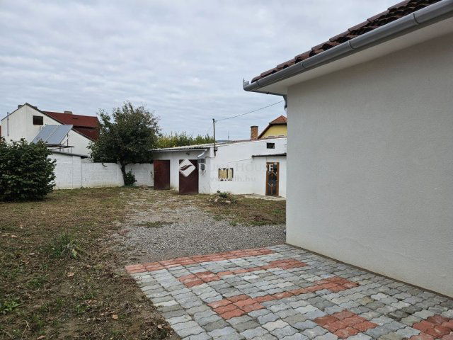 Eladó családi ház, Pécsett 59.9 M Ft, 2 szobás