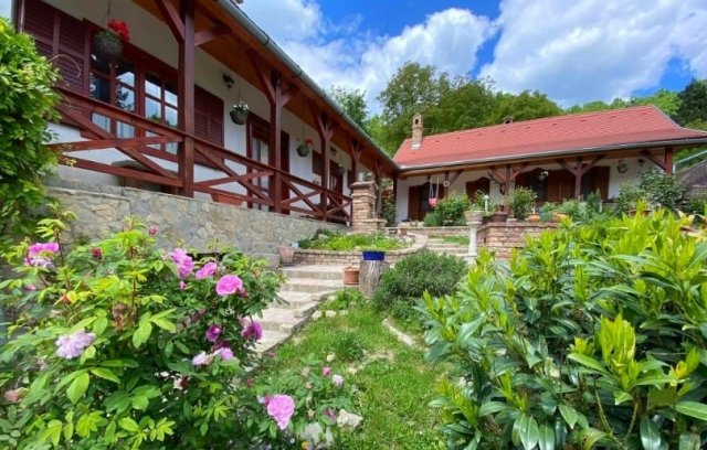 Eladó családi ház, Hosszúhetényen 185 M Ft, 6+1 szobás