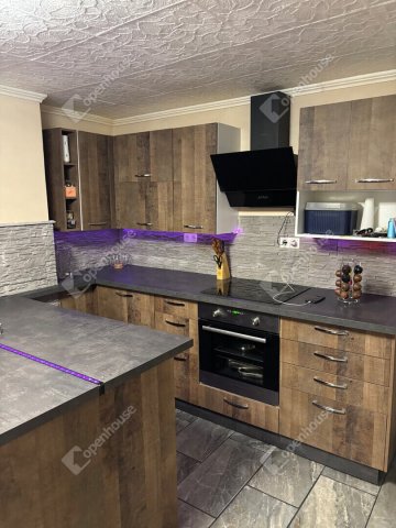 Eladó családi ház, Péren 64.9 M Ft, 4 szobás