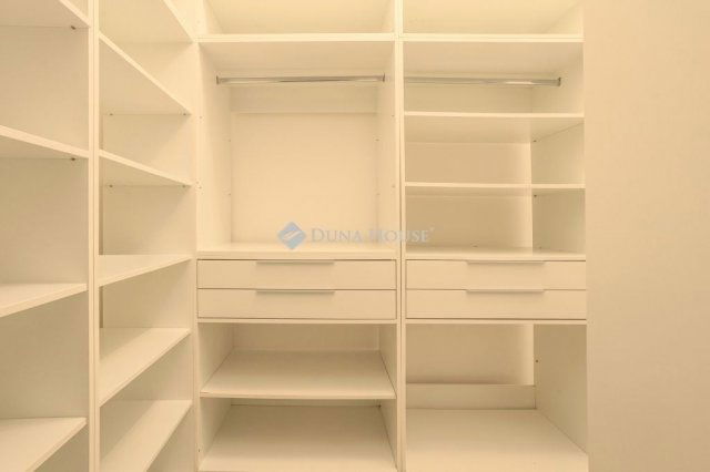 Eladó téglalakás, Pécsett 120 M Ft, 4 szobás