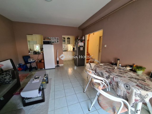 Eladó téglalakás, Pápán 48.1 M Ft, 3 szobás