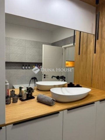 Eladó téglalakás, Pécsett 175 M Ft, 4 szobás