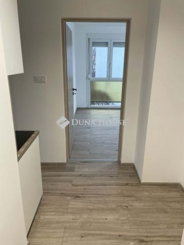 Eladó panellakás, Pécsett 53.9 M Ft, 3 szobás