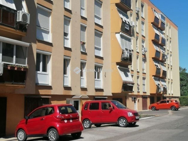 Eladó panellakás, Pécsett 46.9 M Ft, 3 szobás