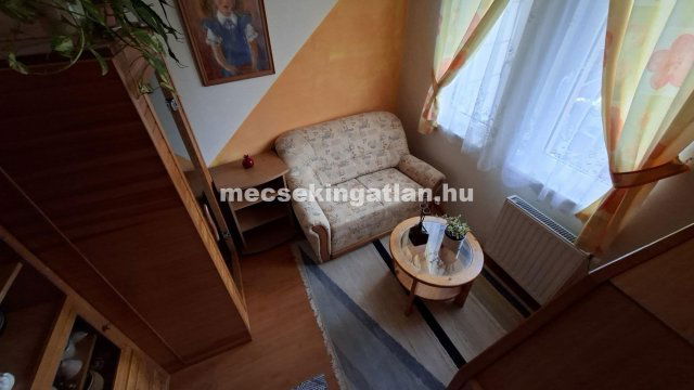 Kiadó családi ház, albérlet, Pécsett, Vöröskő utcában