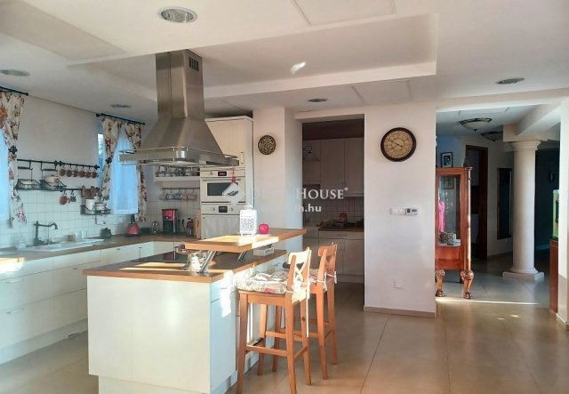 Eladó családi ház, Piliscsabán 339.9 M Ft, 6 szobás