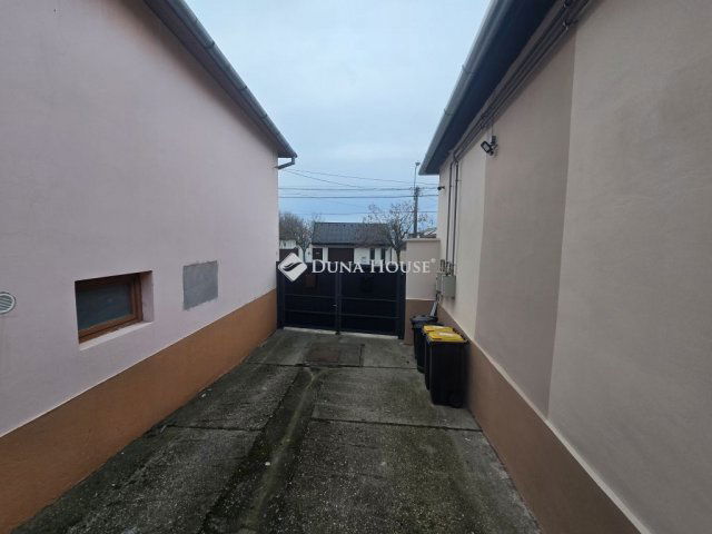 Eladó téglalakás, Baján, Dózsa György úton 43 M Ft, 3 szobás
