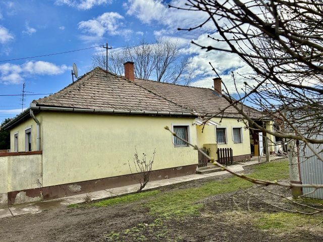Eladó családi ház, Fehértón 29.9 M Ft, 3 szobás