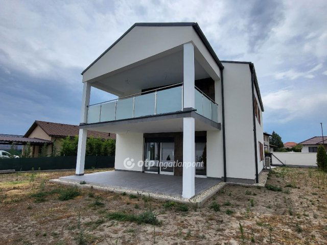 Eladó téglalakás, Siófokon 97.9 M Ft, 3 szobás