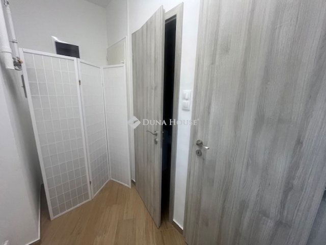 Eladó téglalakás, Pécsett 122 M Ft, 4 szobás