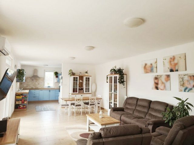 Eladó családi ház, Székesfehérvárott 139.99 M Ft, 4 szobás